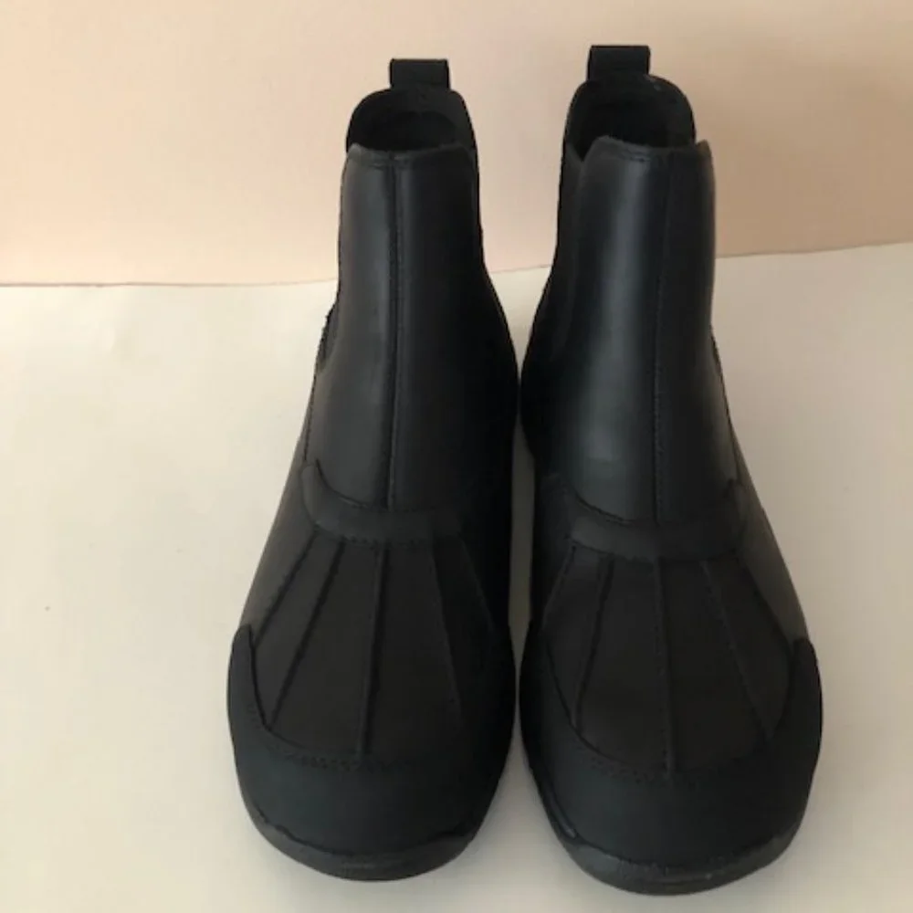 UGG Butte Chelsea leather fur waterproof black boot. Size: 11